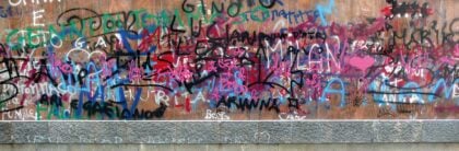 Comment enlever les graffitis – Quelle solution pour nettoyer les tags sur la façade