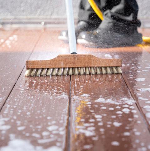 Comment nettoyer une dalle de terrasse en béton noircie ou verte ? - Guard  Industrie